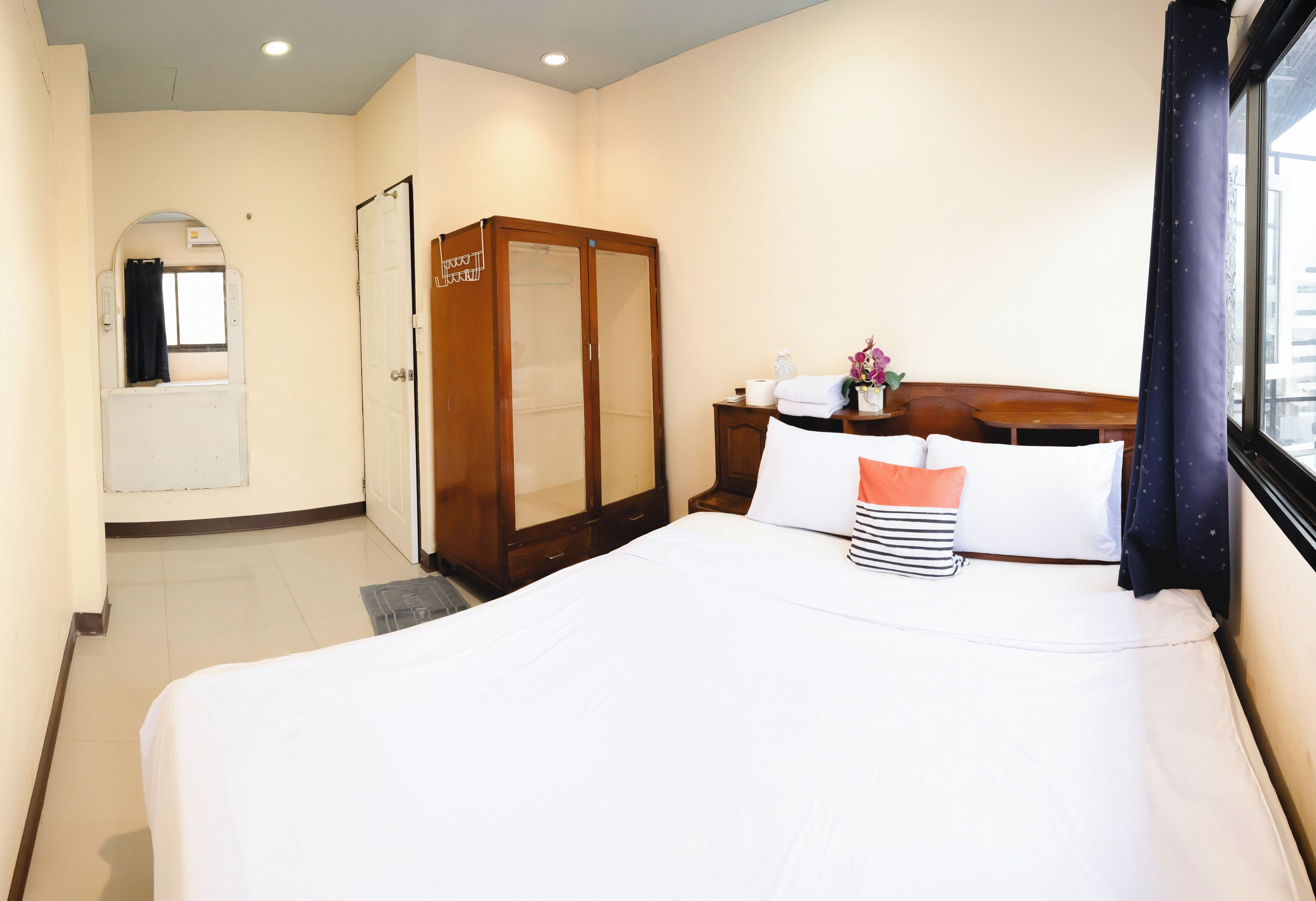 Superior Room, 1 King Bed, Shared Bathroom | Interior detail