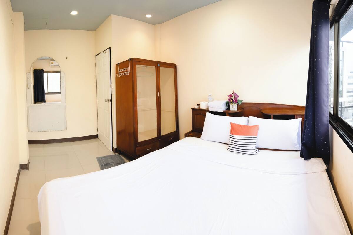 Superior Room, 1 King Bed, Shared Bathroom | Interior detail