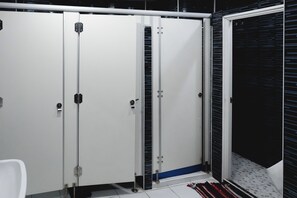 Dormitorio compartido, dormitorio mixto, baño compartido | Baño