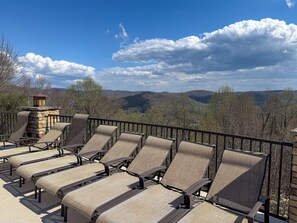 Terrace/patio - 1BR Condo w/ Stunning Long-Range Views, Deck + Hot Tub / Pool / Gym - Near Boone (Boone)