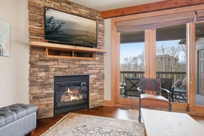 Smart TV, fireplace, books - 1BR Condo w/ Stunning Long-Range Views, Deck + Hot Tub / Pool / Gym - Near Boone (Boone)