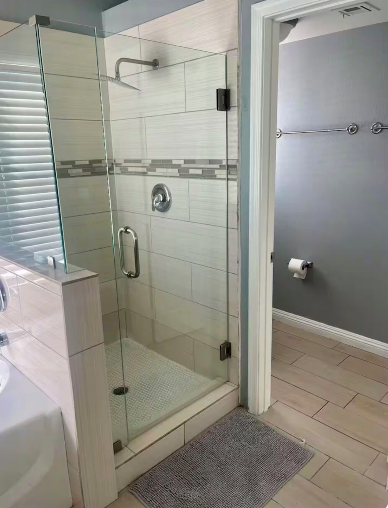 Douche, sèche-cheveux, serviettes fournies, savon