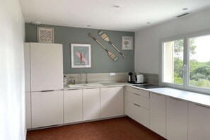 Fridge, microwave, oven, stovetop - Picturesque Lakeview Holiday House for 6 (Lacanau)
