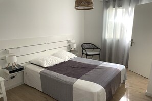 3 bedrooms, Internet - Picturesque Lakeview Holiday House for 6 (Lacanau)