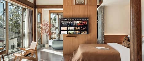 럭셔리 더블룸, 시내 전망 | 거실 공간 | 케이블 채널 시청이 가능한 50인치 TV