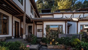 A traditional Japanese-style building with a courtyard, wooden beams, and a tiled roof. - Zome Yunju· Skyview Villa, Lijiang Old Town (Lijiang)