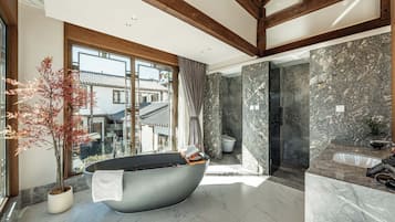 Luksus-dobbeltrom, byutsikt | Bad