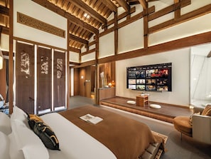 A hotel room with a large bed, a TV mounted on the wall, and a wooden ceiling. - Zome Yunju· Skyview Villa, Lijiang Old Town (Lijiang)