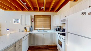 Microwave, oven, stovetop, dishwasher - Okanagan - Arolla Chalet C (Big White Mountain)