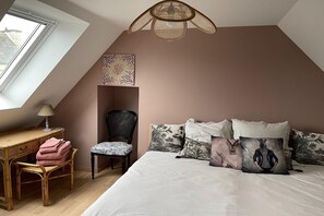3 bedrooms, free WiFi - Stunning Holiday Cottage in Neulliac (Neuillac)