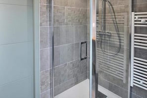 Shower, hair dryer - Stunning Holiday Cottage in Neulliac (Neuillac)