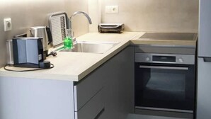 Una cocina moderna con horno empotrado, un lavaplatos y un tostador.