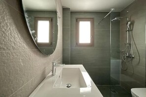Haartrockner, Handtücher, Seife, Toilettenpapier