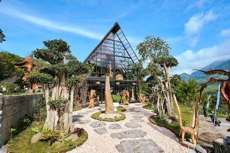 Property grounds. Luxcamp Selo - Merapi View by Horison