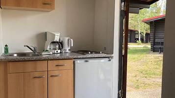 Frigorífico, placa de cocina, cafetera o tetera y utensilios de cocina