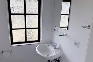 Bathroom - Bernsteinsee Hotel and Ferien Small Forest Chalet (Sassenburg)