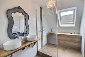 Douche, sèche-cheveux