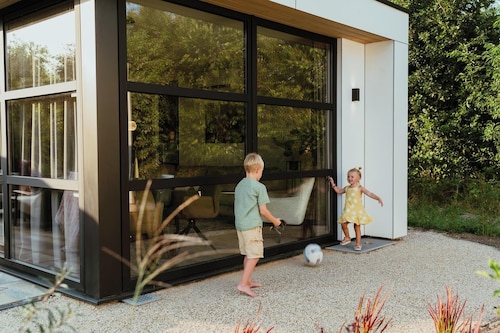 Luxe 4-persoons wellnessvilla op Landgoed Vogelenzang met privésauna. Licht, comfortabel en duurzaam ingericht, midden in het groen en dichtbij duinen en kust.