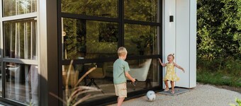 Luxurious 4-person wellness villa on the Vogelenzang Estate with a private sauna. Bright, comfortable, and sustainably furnished, surrounded by greenery and close to the dunes and coast.