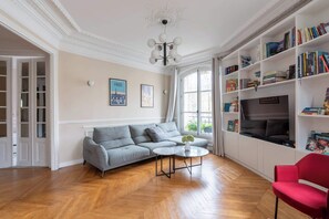Tv, dvd-spelare, en stereo och kontor
