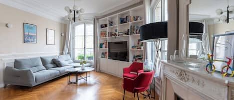 Fernseher, DVD-Player, Stereoanlage, Arbeitsbereiche