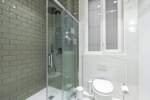 Shower, hair dryer, shampoo - Bright And Spacious 3BDR Apt Near Eiffel Tower (Paris)