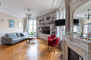 TV, DVD-spiller, stereoanlegg og kontorer