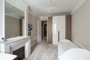 3 bedrooms, iron/ironing board, Internet, bed sheets - Bright And Spacious 3BDR Apt Near Eiffel Tower (Paris)