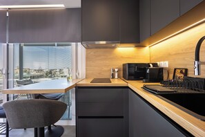 Kühlschrank, Mikrowelle, Ofen, Wasserkocher mit Kaffee-/Teezubehör