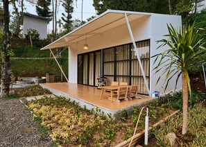 ベーシック ダブルルーム マウンテンビュー | 屋外ダイニングエリア