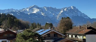 Apartment Auszeit in a prime location with a dream view of the Zugspitze massif!