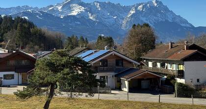 Apartment Auszeit in a prime location with a dream view of the Zugspitze massif!