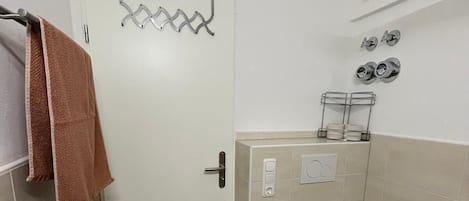Ducha, secador de pelo, toallas, jabón