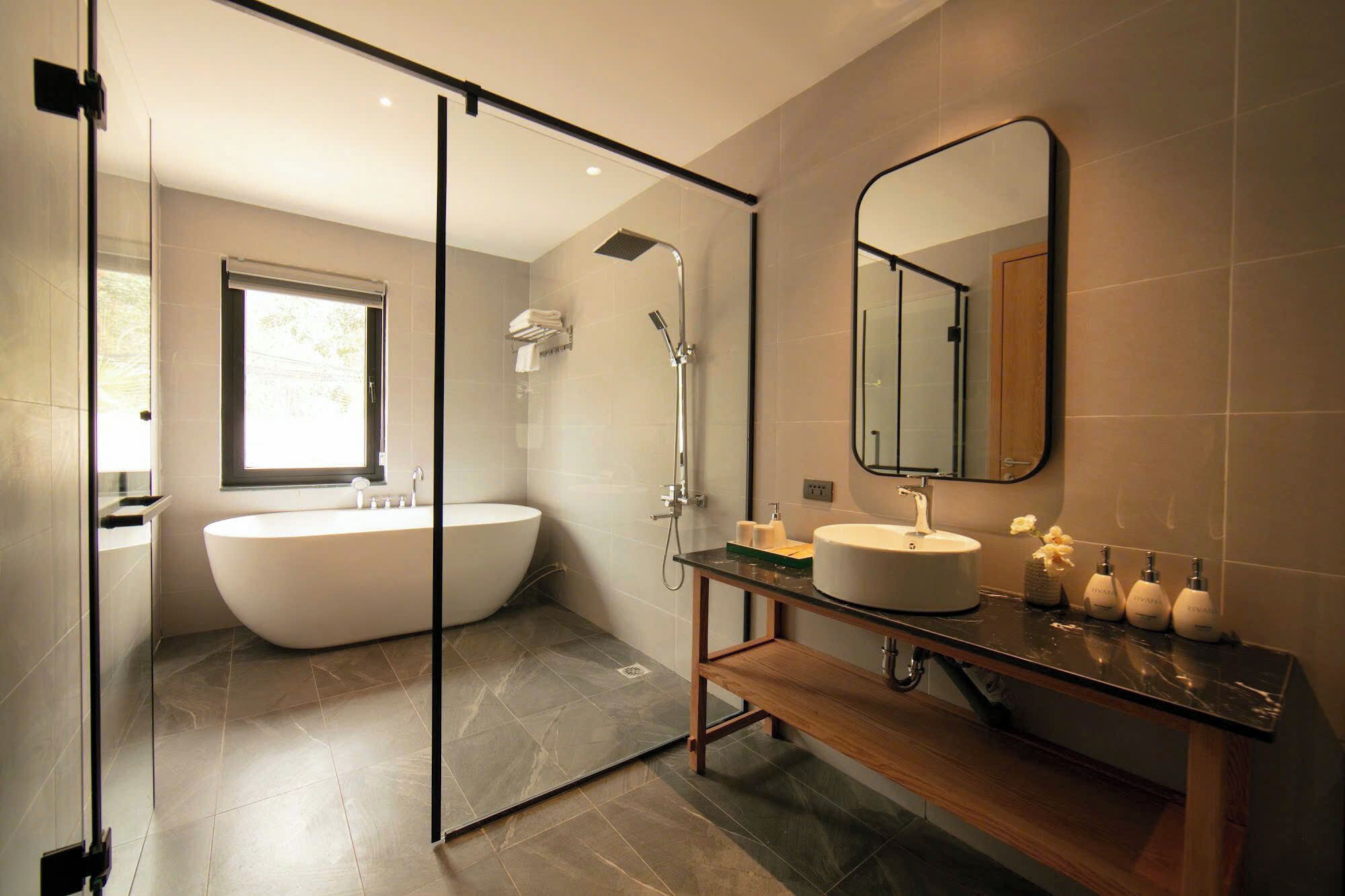 Deluxe Double Room, Bathtub | Bathroom | Combined shower/bathtub, deep-soaking bathtub, rainfall showerhead