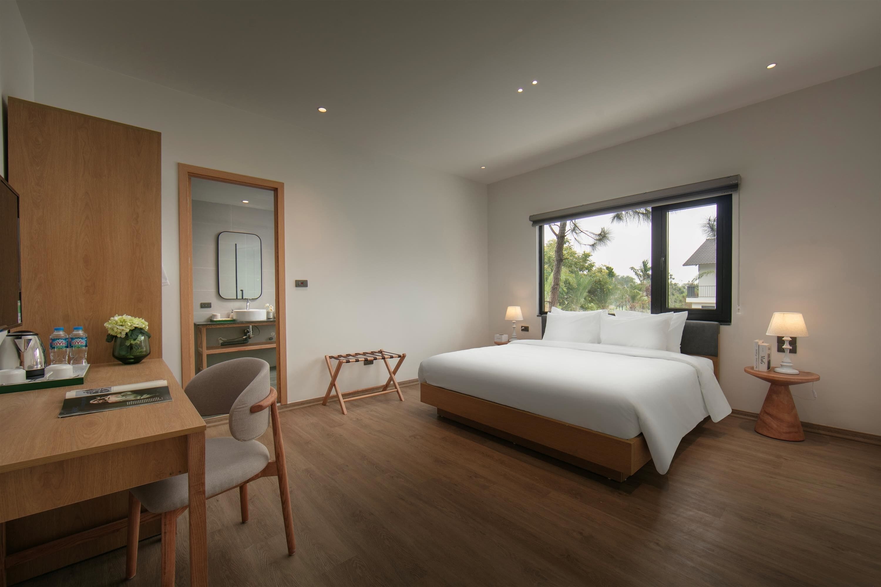 Deluxe Double Room, Bathtub | Premium bedding, minibar, in-room safe, individually furnished