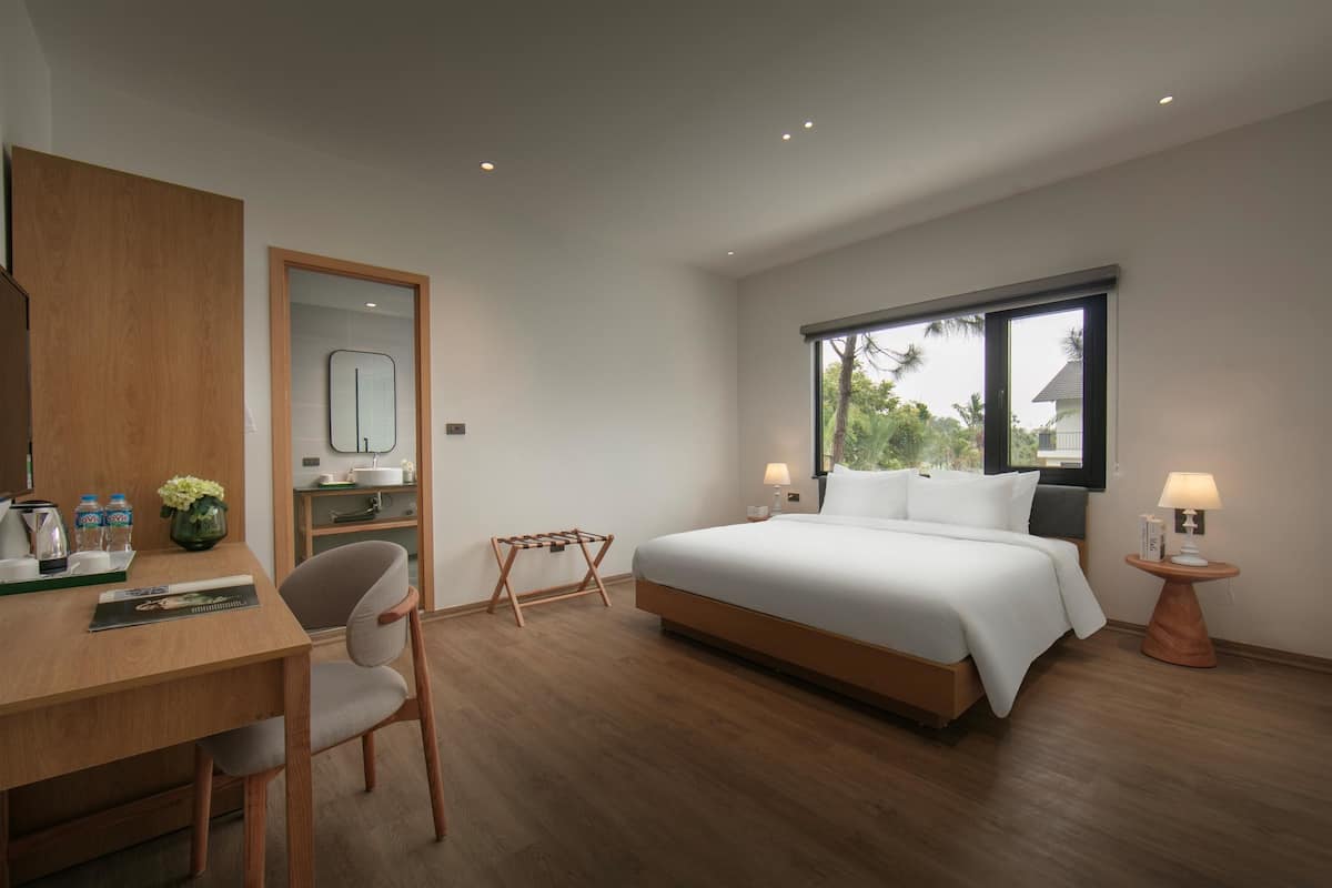 Deluxe Double Room, Bathtub | Premium bedding, minibar, in-room safe, individually furnished