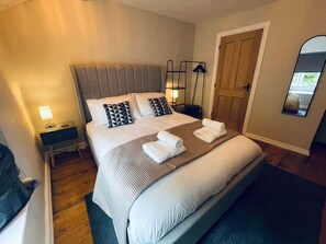 3 bedrooms, iron/ironing board, WiFi, bed sheets - Cosy Pet Friendly Cottage for 6 in Hope Valley (Stoney Middleton)