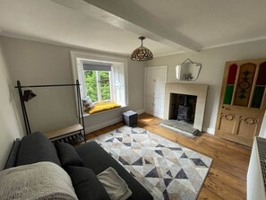 TV, fireplace - Cosy Pet Friendly Cottage for 6 in Hope Valley (Stoney Middleton)