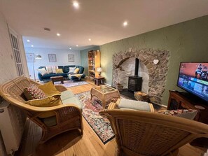 TV, fireplace - Dene Cottage - Perfect for 8 & Pets in Youlgrave (Bakewell)