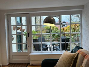 TV, fireplace - Dene Cottage - Perfect for 8 & Pets in Youlgrave (Bakewell)