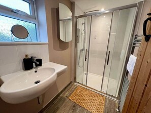 Hair dryer, towels - Dene Cottage - Perfect for 8 & Pets in Youlgrave (Bakewell)