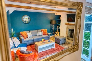 TV, fireplace - Stylish Bakewell Cottage with Free Parking (Bakewell)