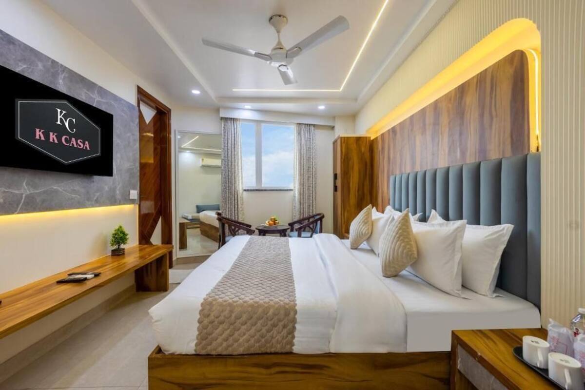 Une chambre d’hôtel équipée d’un lit, d’une télévision, d’un bureau et d’un ventilateur de plafond.