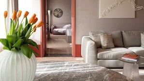 A modern living room with a sofa, a coffee table, and a vase with tulips. -  Elizabeth Unique Venice a Member of Design Hotels (Venice)