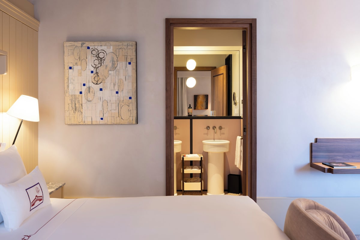 Habitación Deluxe con 1 cama matrimonial o 2 individuales | Caja de seguridad en la habitación, escritorio y insonorización