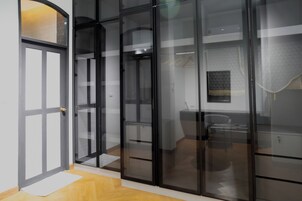 Espacio para trabajar con laptop, wifi gratis y ropa de cama 
