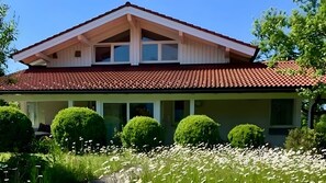 Exterior - Apartment 'Chiemseeblick' with Mountain View, Private Terrace and Wi-Fi (Traunstein)