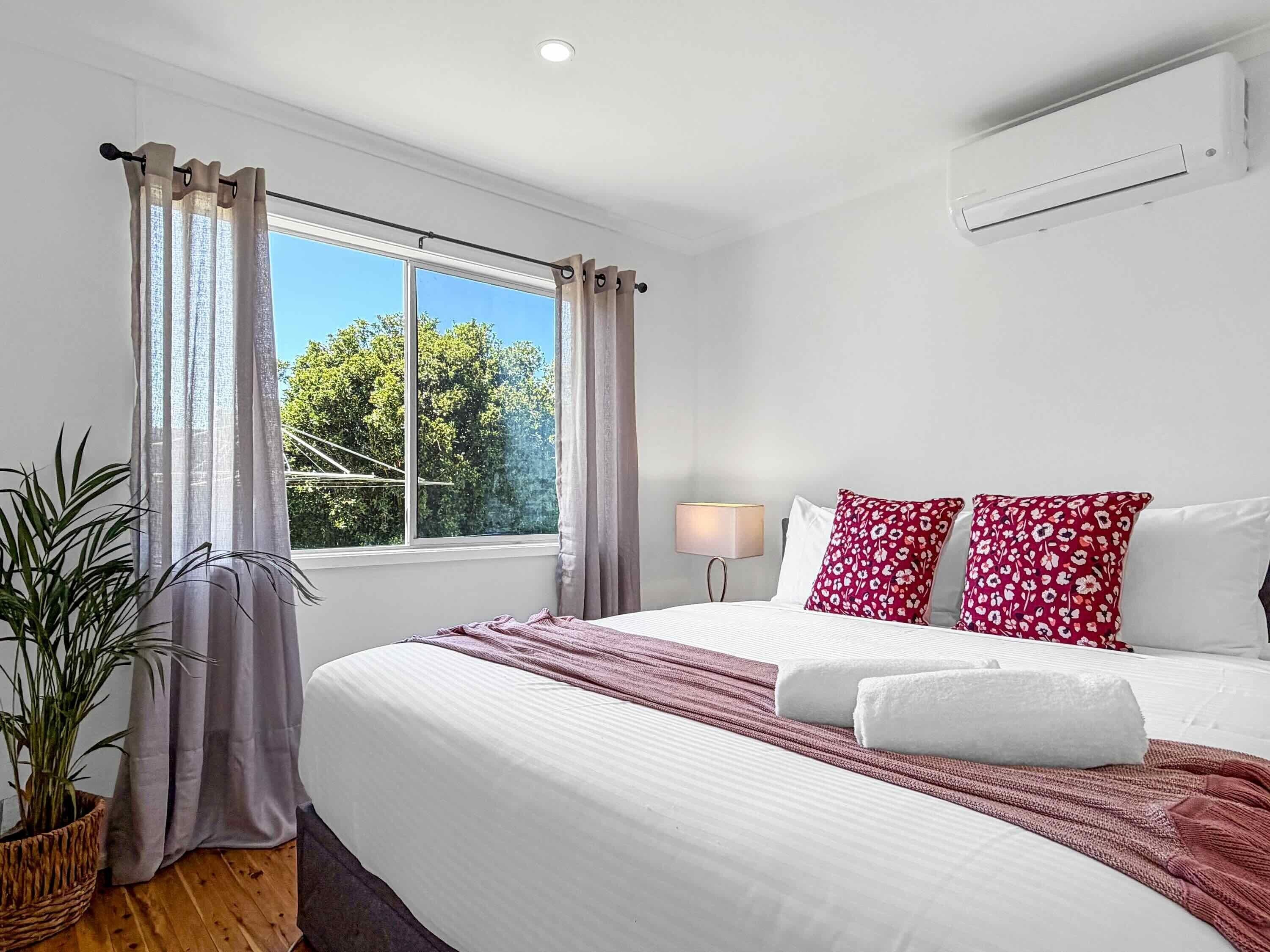 4 bedrooms, iron/ironing board, Internet, bed sheets