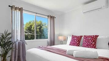4 bedrooms, iron/ironing board, Internet, bed sheets
