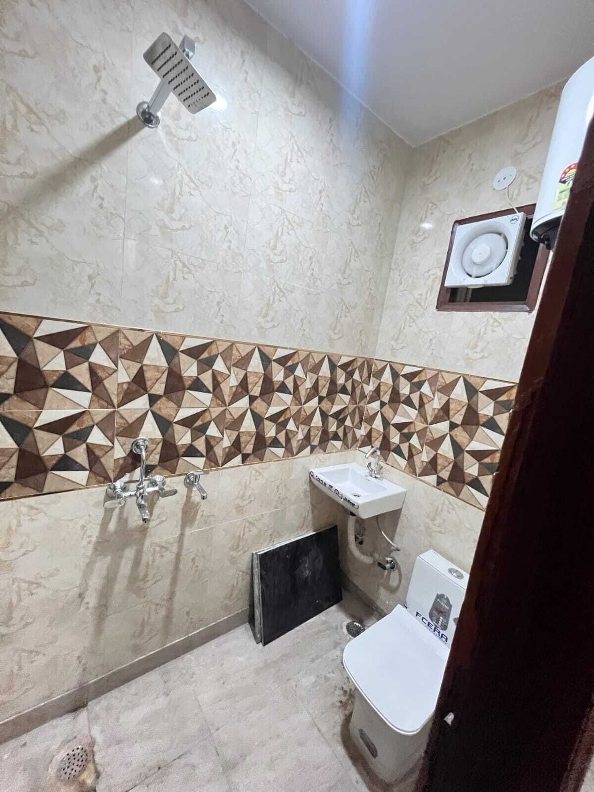 Double Room | Bathroom | Shower, free toiletries, soap, shampoo